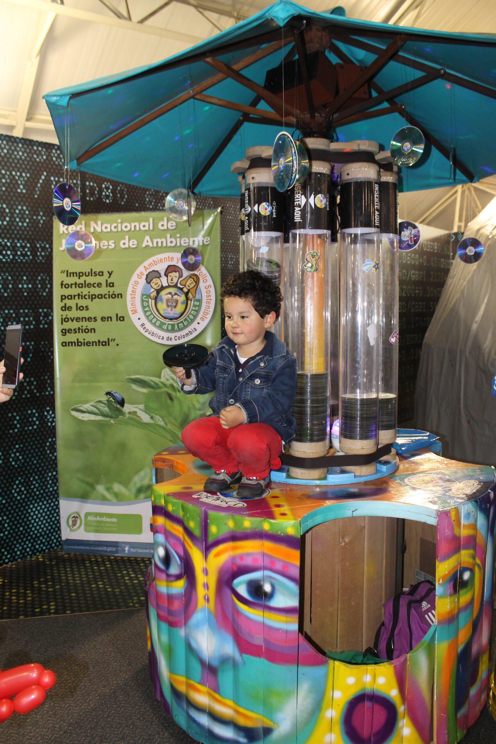 Niño usando máquina Lola programa posconsumo RetroCD